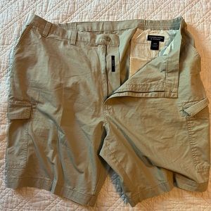 PMST114 - Roundtree & Yorke, Men’s 44, Tan Cargo Shorts